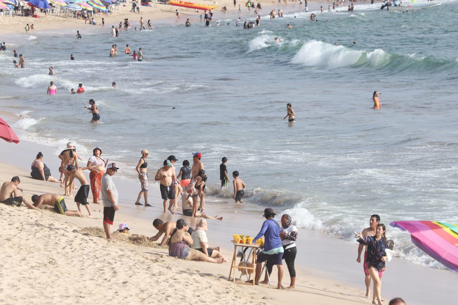 $!Playas de Mazatlán lucen concurridas la tarde de este jueves