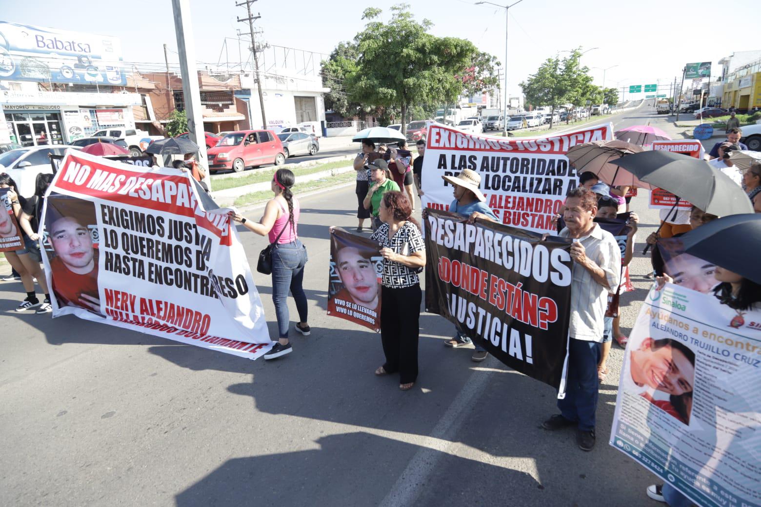 $!‘Estamos hartas’; gritan mamás de dos jóvenes desaparecidos en Mazatlán; bloquean ambos sentidos del Libramiento Colosio