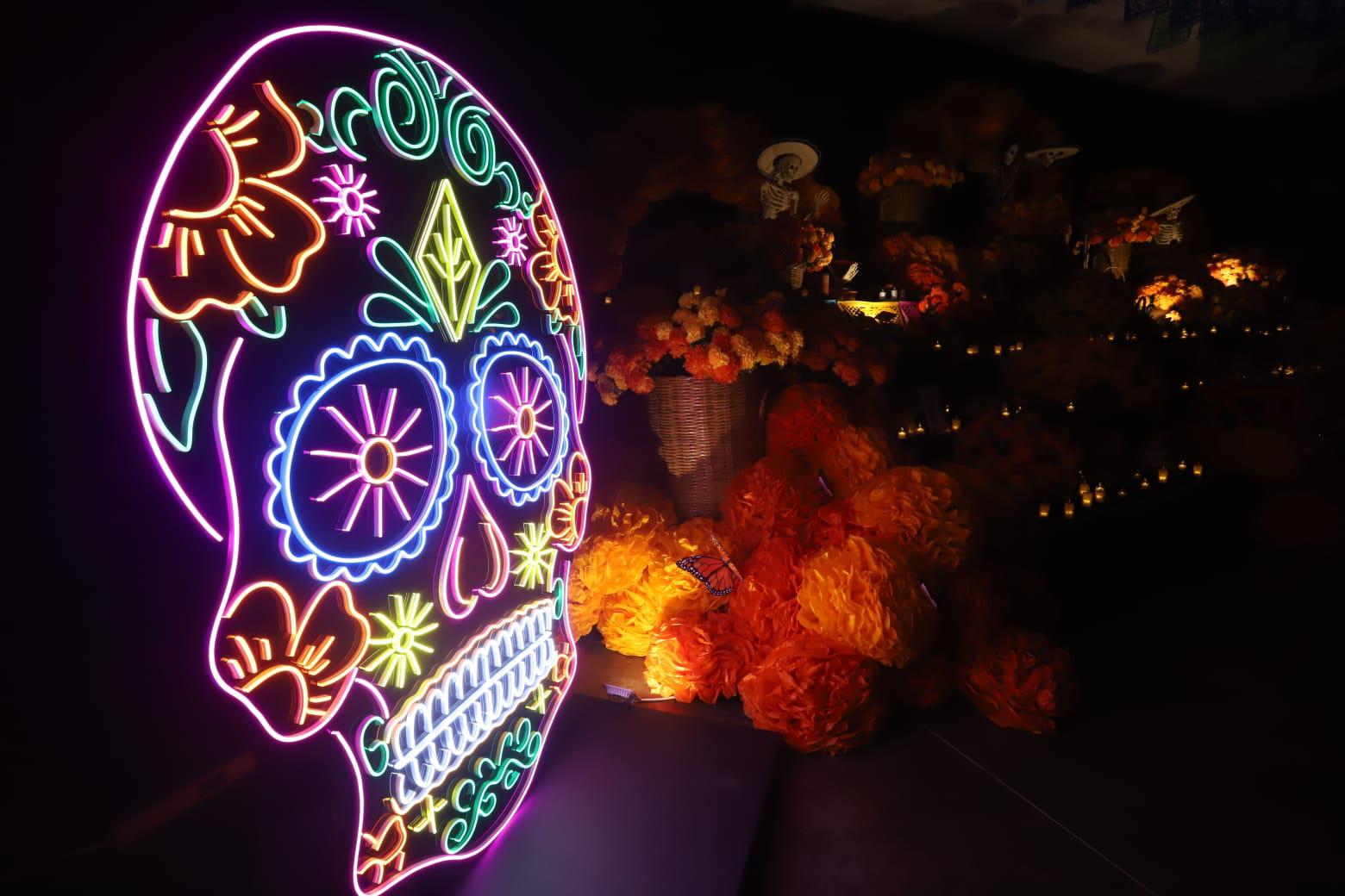 $!Entre cempasúchil, velas y una imponente calavera, Gran Acuario sorprende a sus visitantes