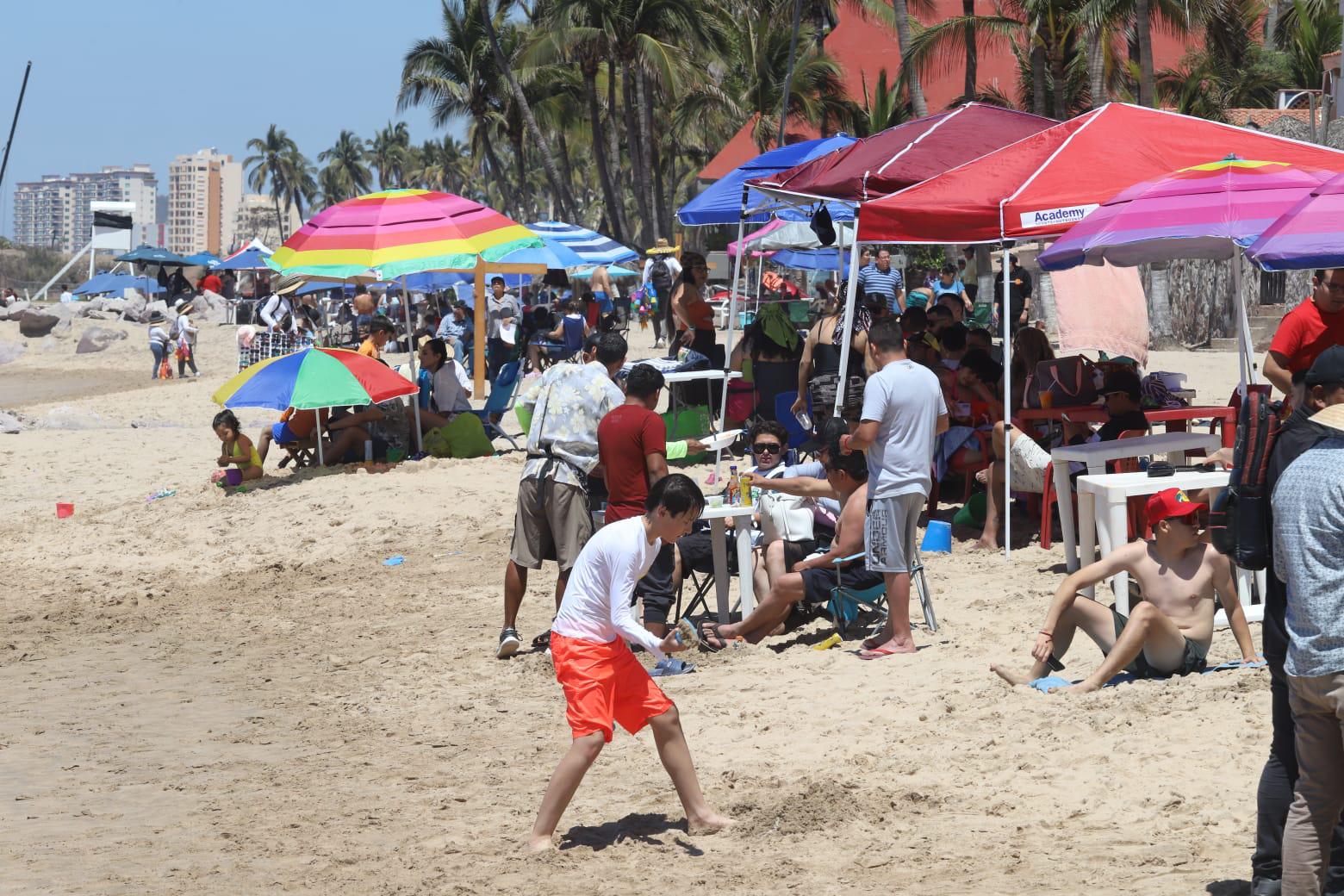 $!Esperan este Viernes Santo entre 80 mil y 100 mil bañistas en las playas de Mazatlán