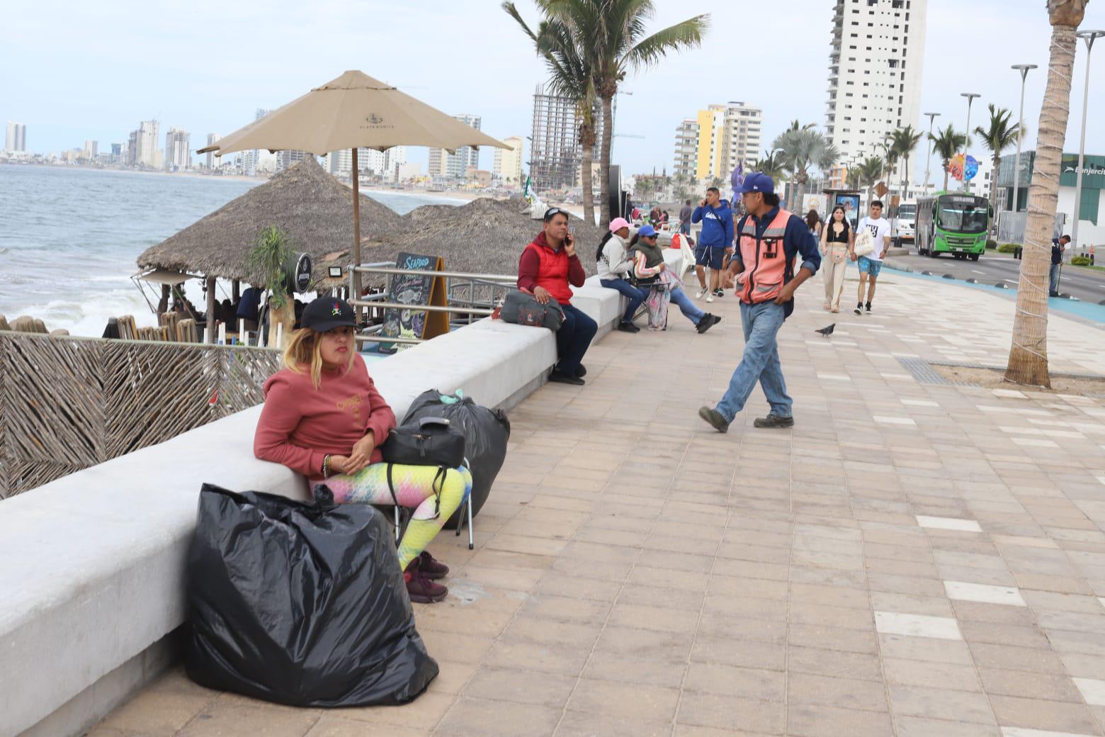 $!No solo rentan sillas en $400, ahora también el espacio público hasta en $2 mil en el malecón