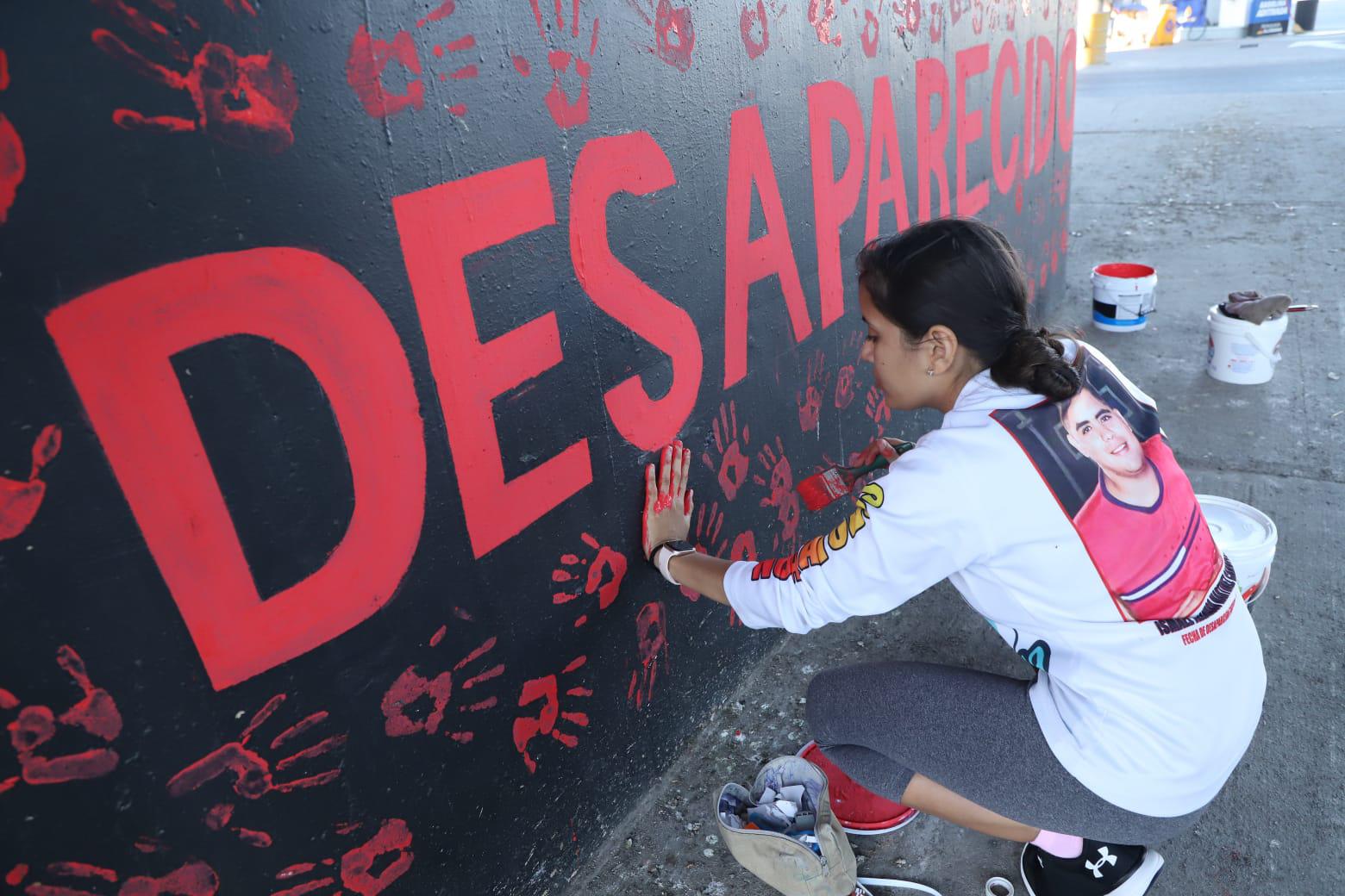 $!Pegan carteles para visibilizar los rostros de los desaparecidos en Mazatlán