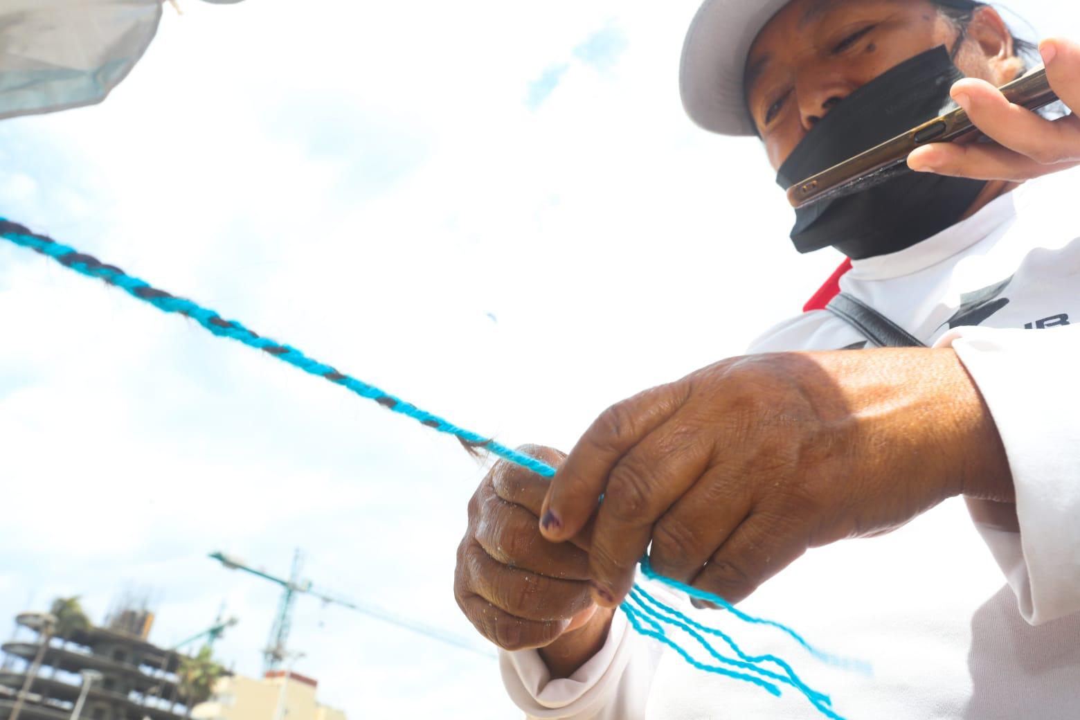 $!‘No se vayan sin sus trenzas’, pregona mujer de Guerrero en Mazatlán