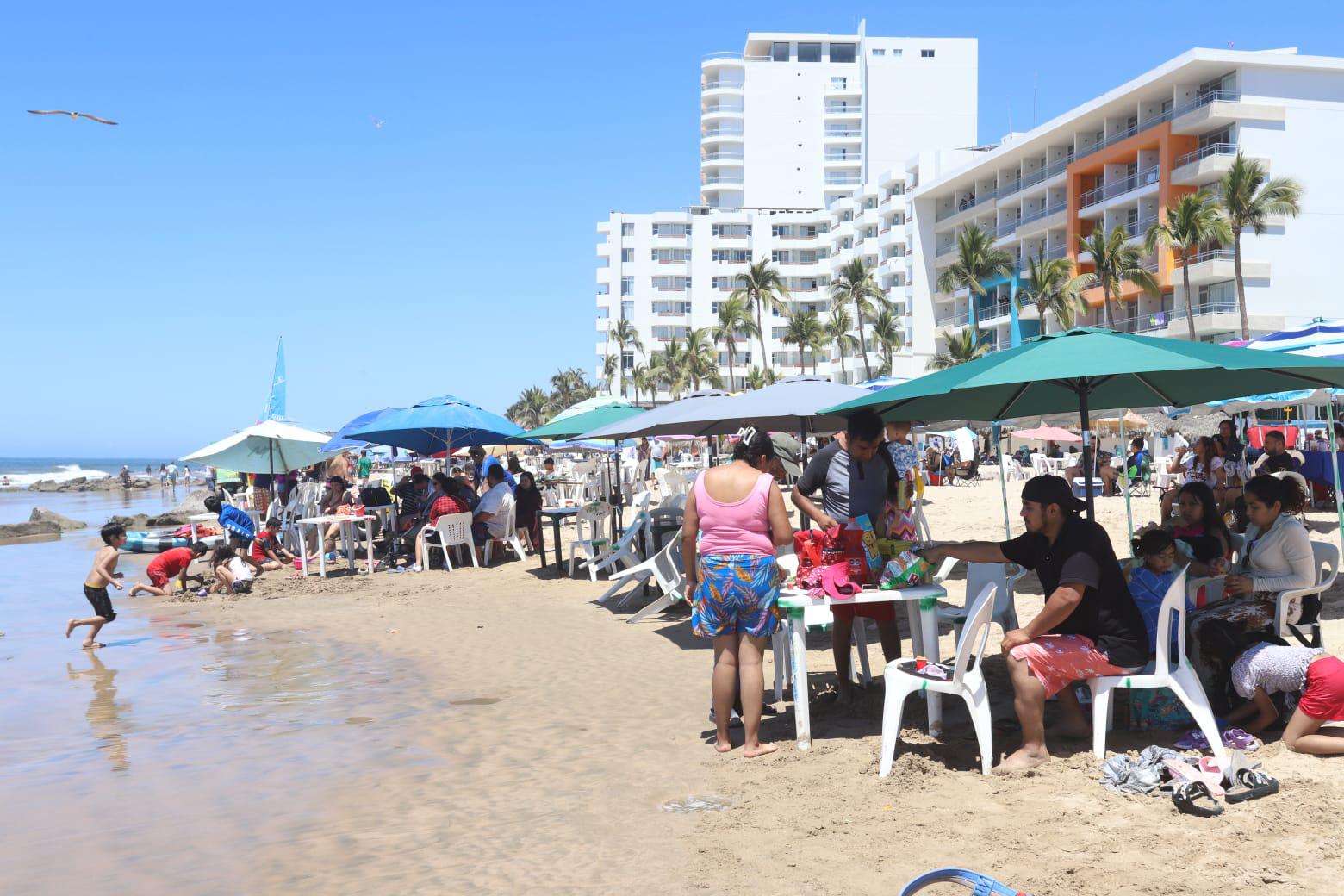 $!Esperan este Viernes Santo entre 80 mil y 100 mil bañistas en las playas de Mazatlán