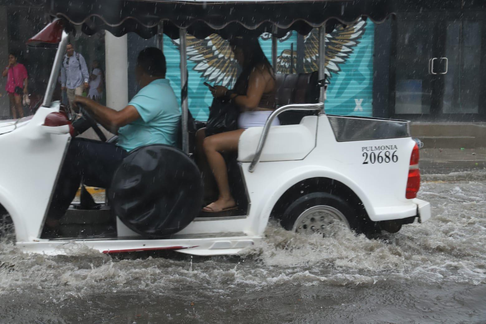 $!Fuertes inundaciones provocan caos vial y cierre de avenidas en Mazatlán