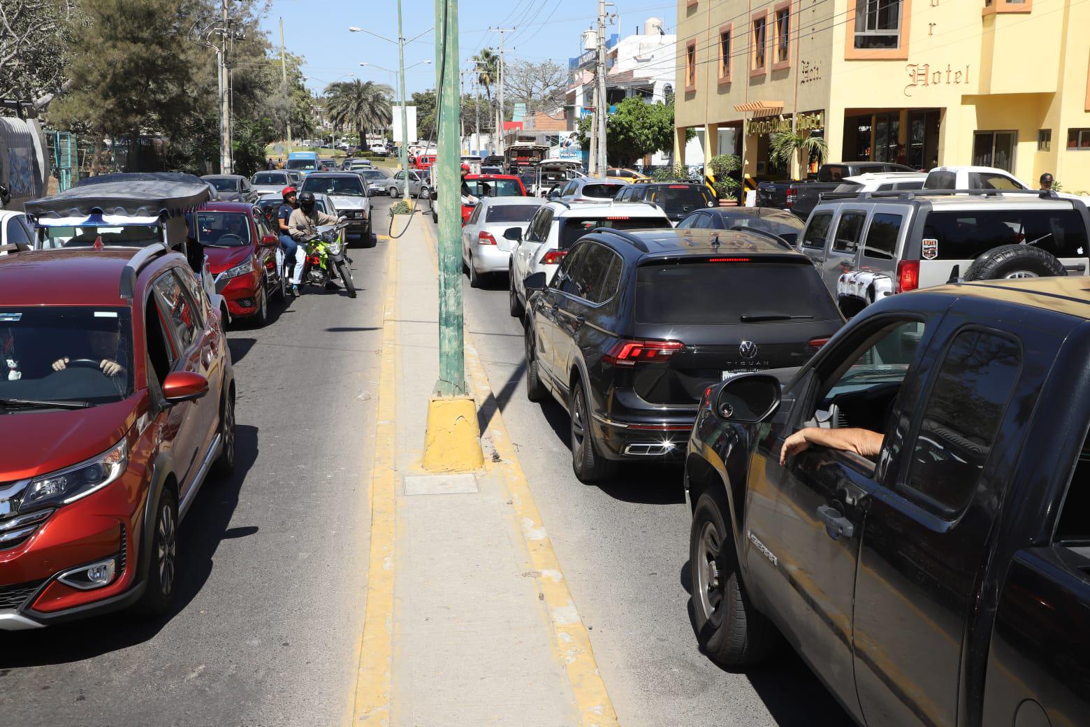 $!Cierran Avenida Leonismo Internacional y ocasiona caos vial por rutas alternas