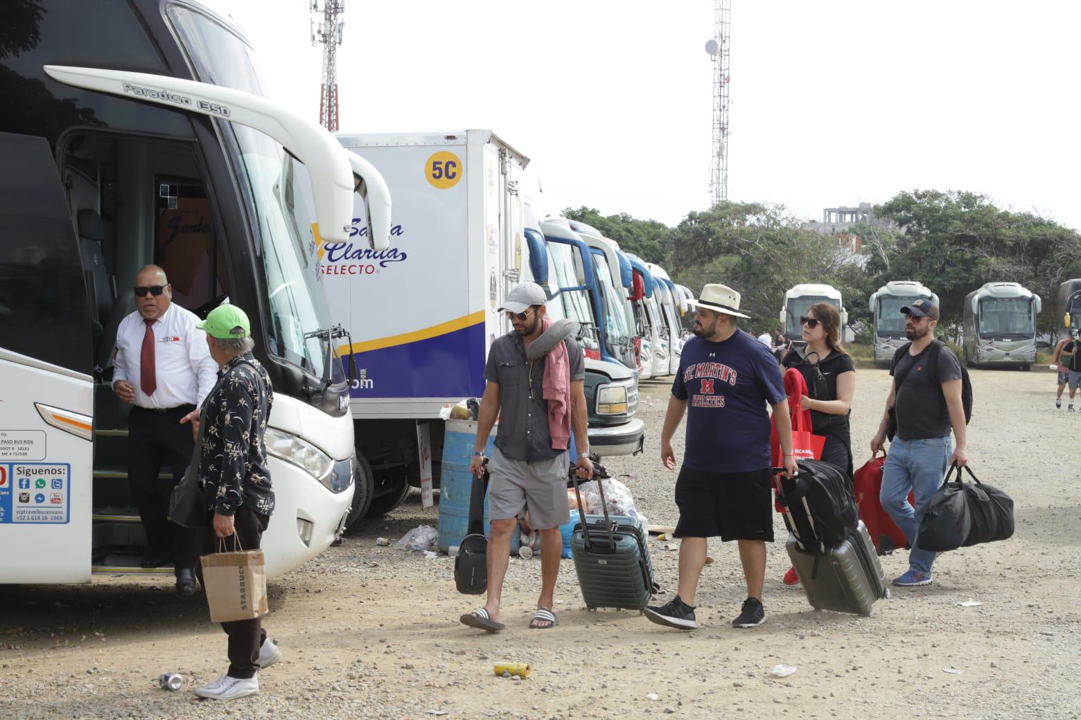 $!Turistas disfrutan de los atractivos en Mazatlán y aprovechan el fin de semana largo