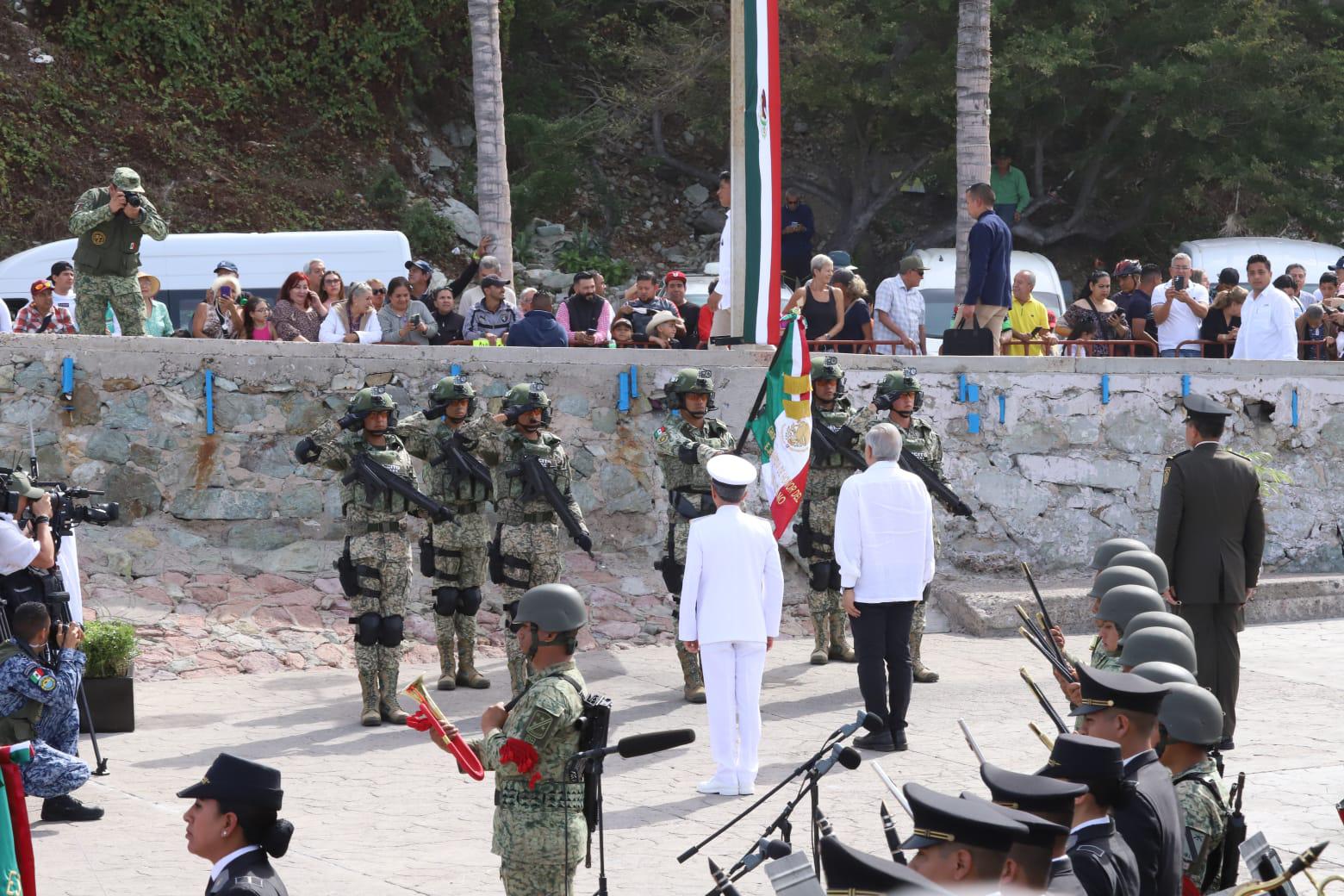 $!Encabeza AMLO celebración del Día de la Bandera en la Glorieta Sánchez Taboada de Mazatlán