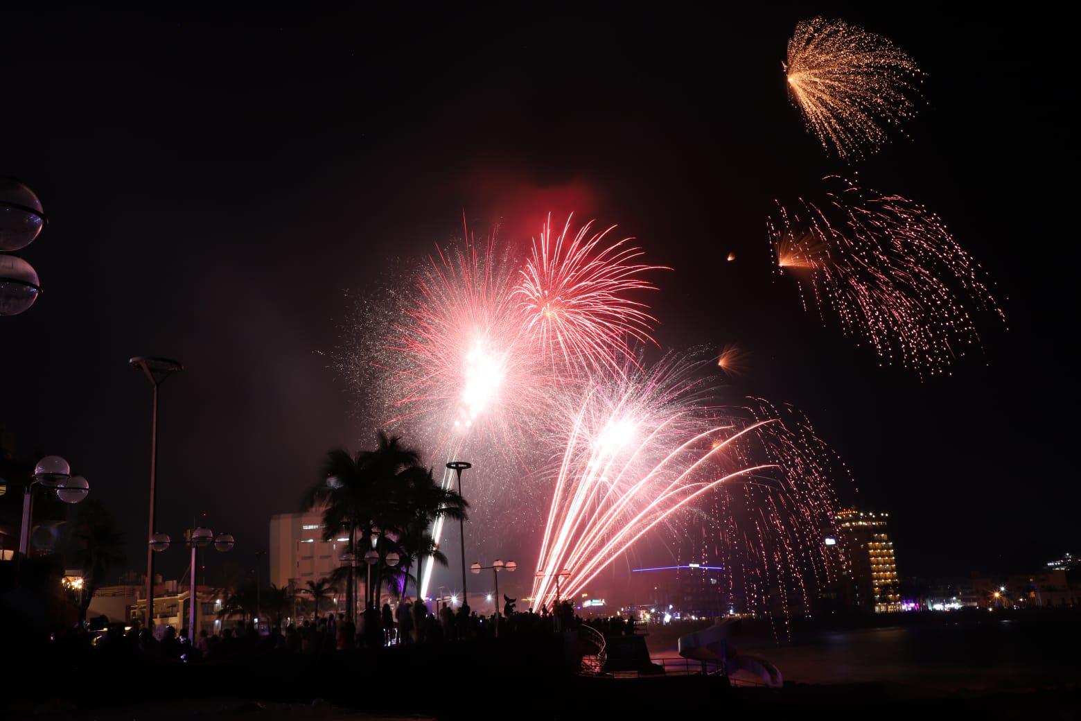 $!Cientos de personas disfrutan de un show de luces en el cielo de Mazatlán
