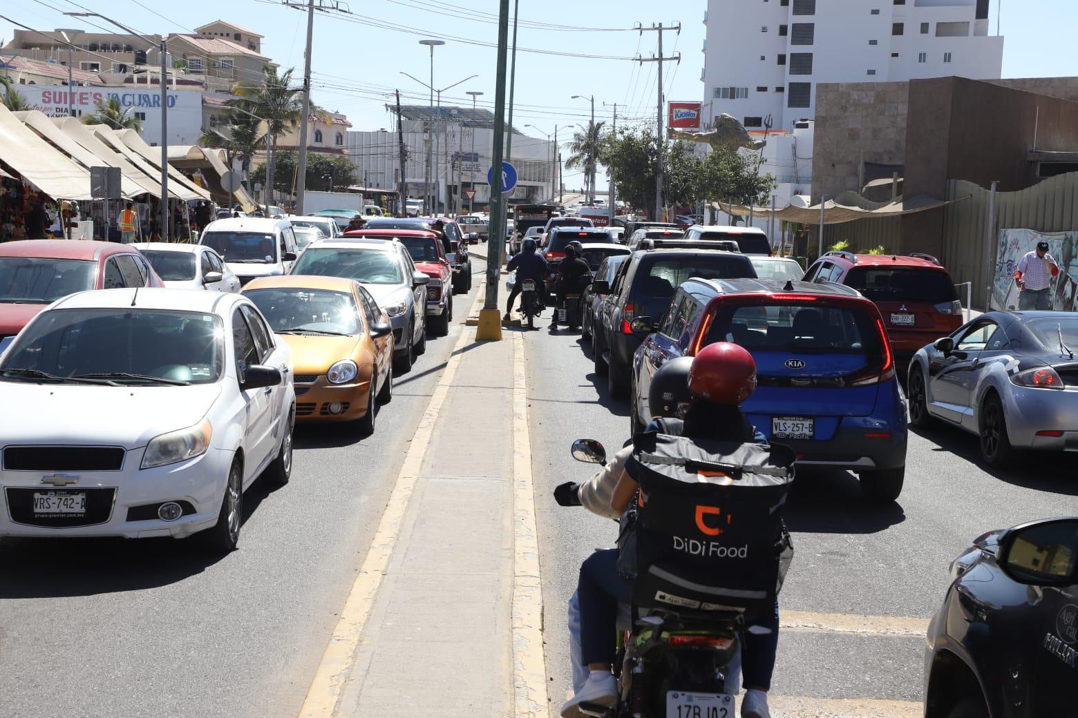 $!Cierran Avenida Leonismo Internacional y ocasiona caos vial por rutas alternas