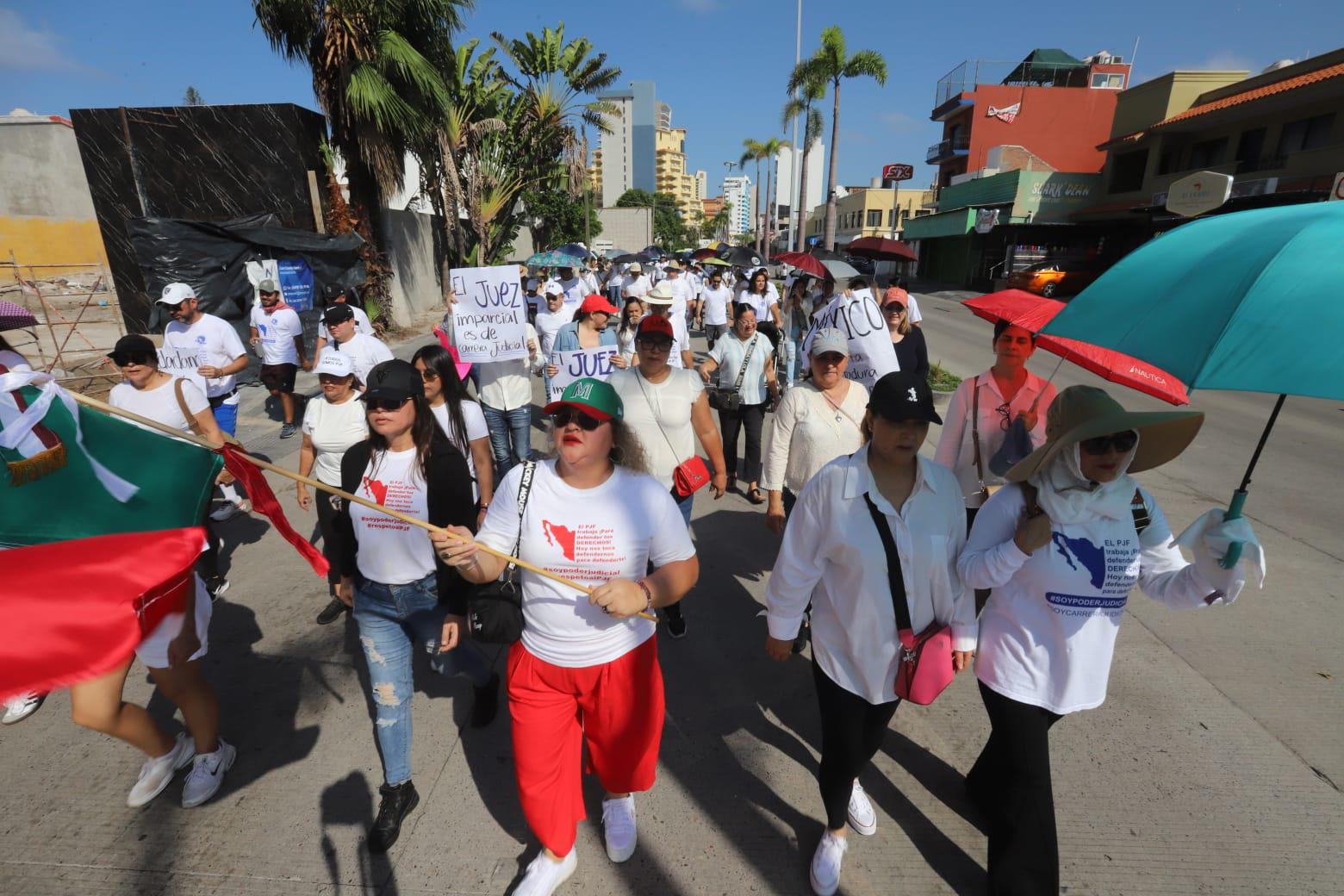 $!Marchan trabajadores del Poder Judicial de la Federación por la libertad y la justicia