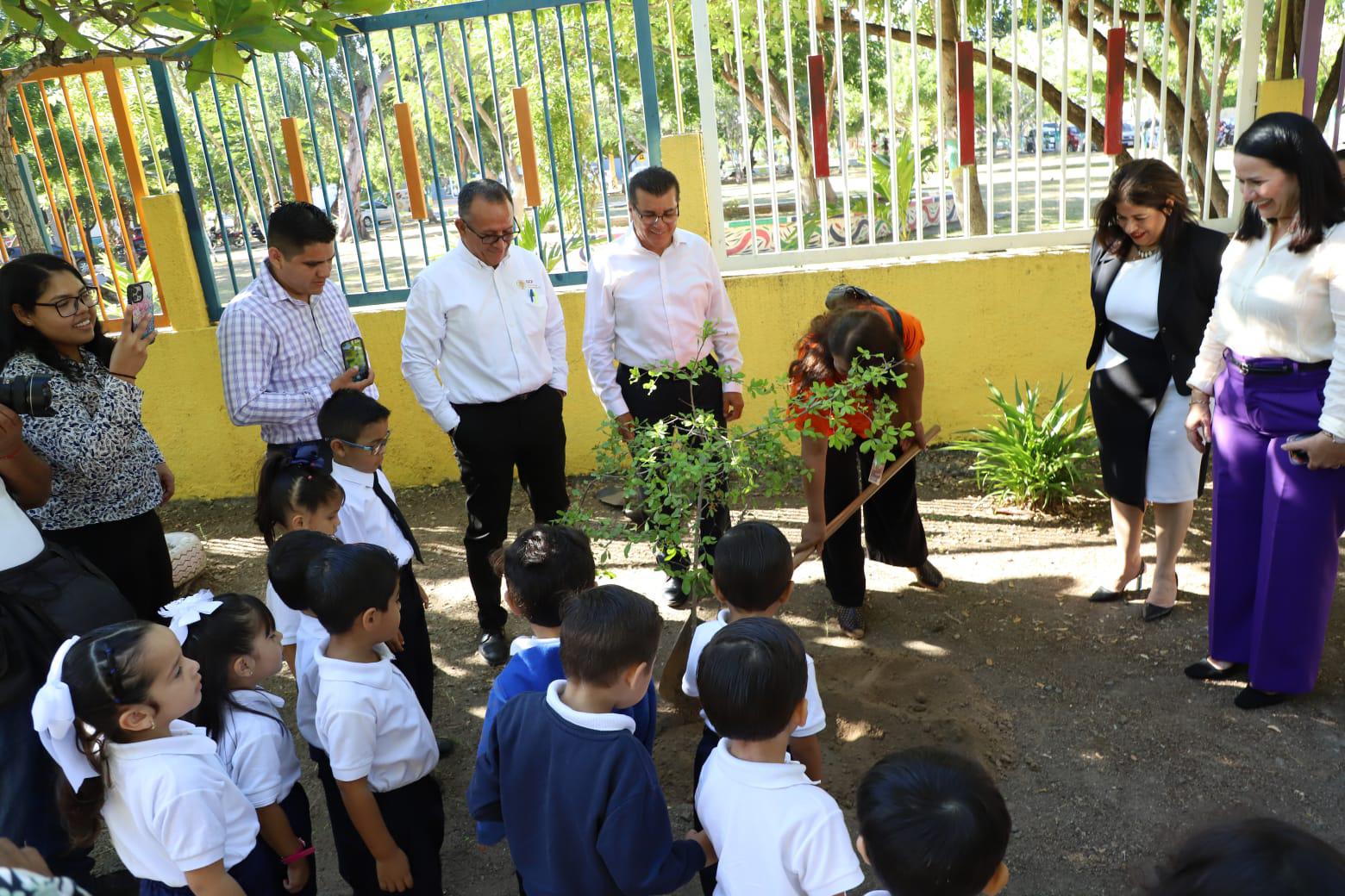 $!En jardín de niños le piden al Alcalde de Mazatlán un aula, pelotas y muñecas