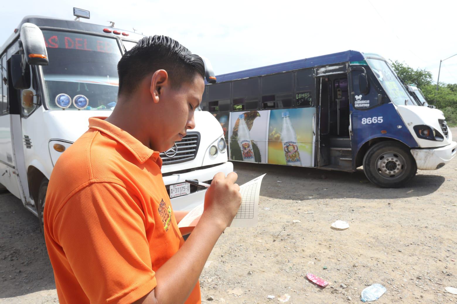 $!Combinando su trabajo en el transporte urbano, Juan José logra terminar la prepa