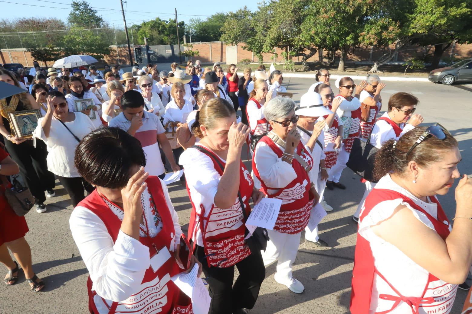 $!En el recorrido las asistentes rezaron el Santo Rosario.