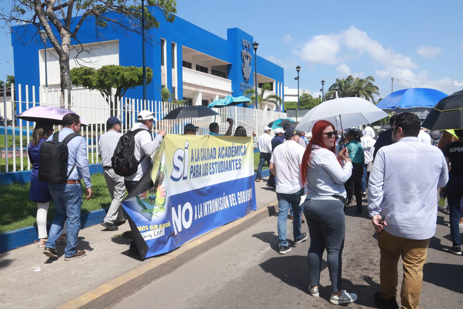 $!Plantón de la UAS en Mazatlán se disipa tras caos vial