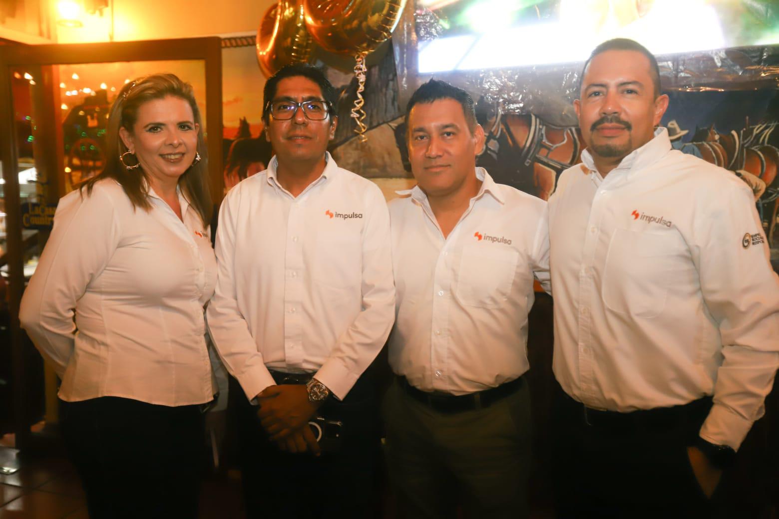 $!Mariana Velarde, Alfonso Arroyo, Luis Zamora y Óscar Zavala, coordinadores de ventas en Mazatlán, fueron los anfitriones de la velada.