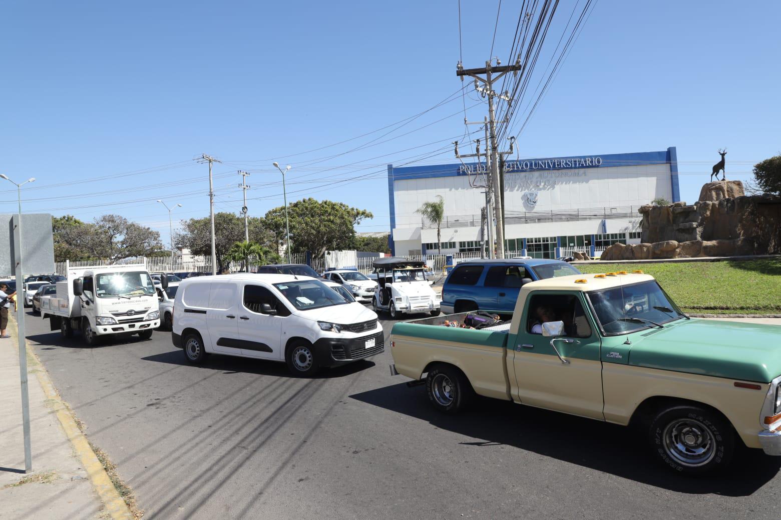 $!Cierran Avenida Leonismo Internacional y ocasiona caos vial por rutas alternas