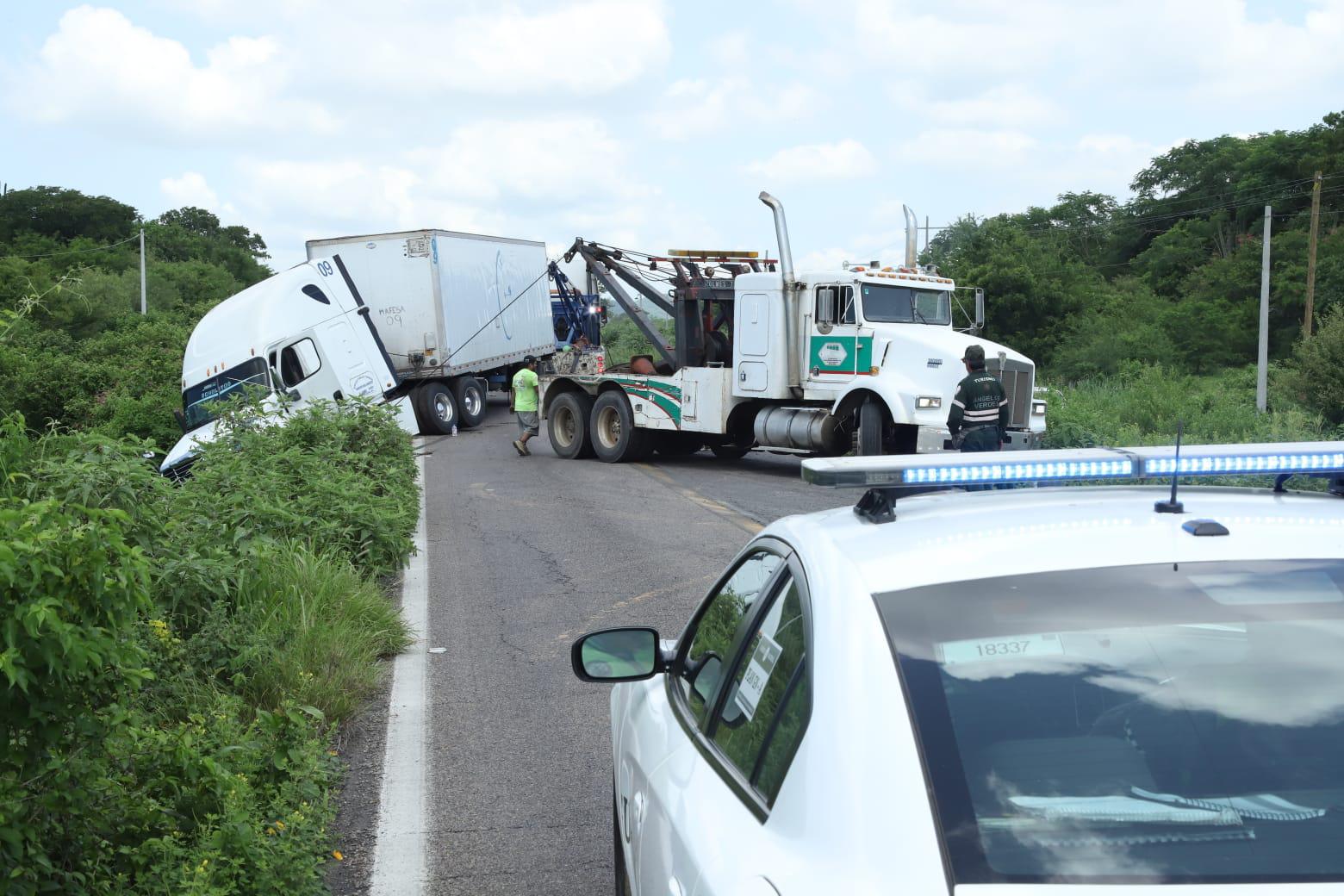 $!Trailero se duerme y embanca su unidad a un costado de la Libre Mazatlán-Culiacán