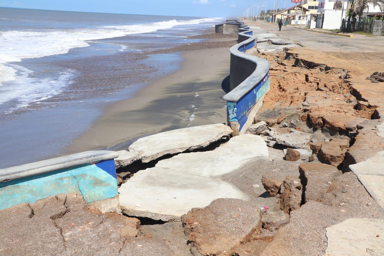 $!Restringen paso a Playa Ceuta, en Elota, debido a los daños al malecón por oleaje de ‘Kay’