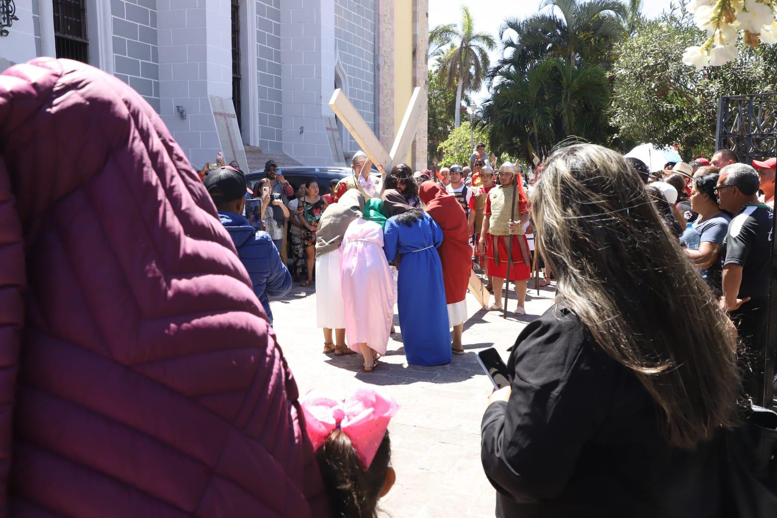 $!Escenifican el Viacrucis en el atrio de la Catedral de Mazatlán