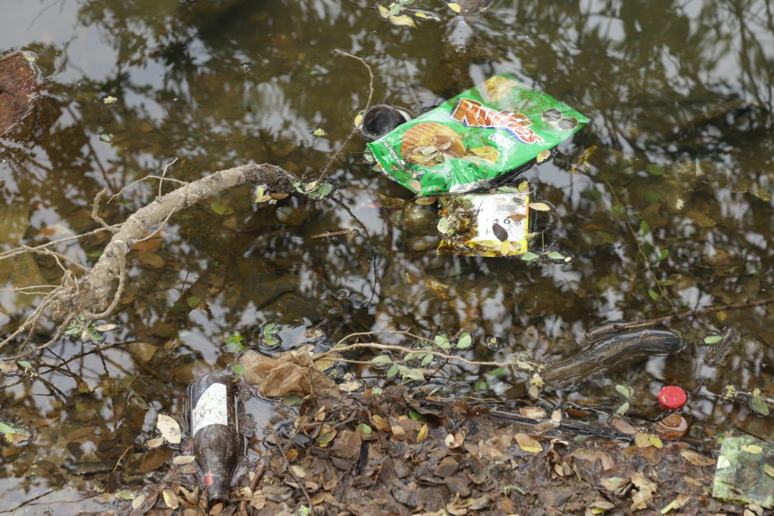 $!Denuncian contaminación en desembocadura del Estero del Yugo