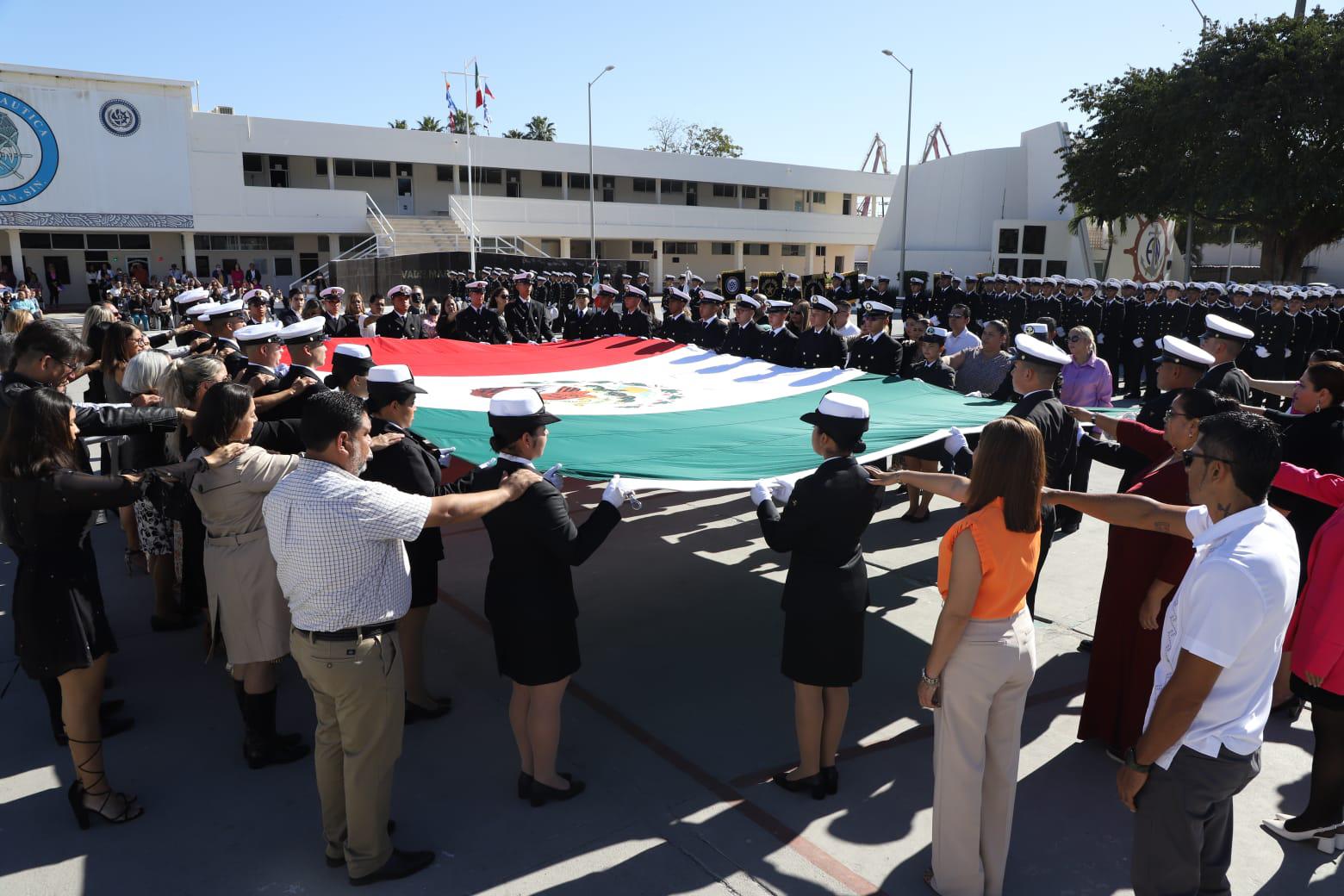 $!Juran Bandera 345 estudiantes de la Escuela Náutica de Mazatlán