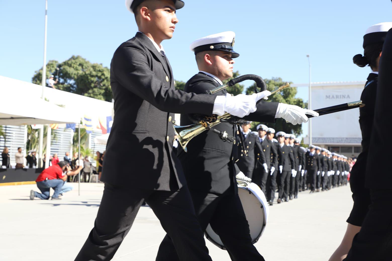 $!Juran Bandera 345 estudiantes de la Escuela Náutica de Mazatlán