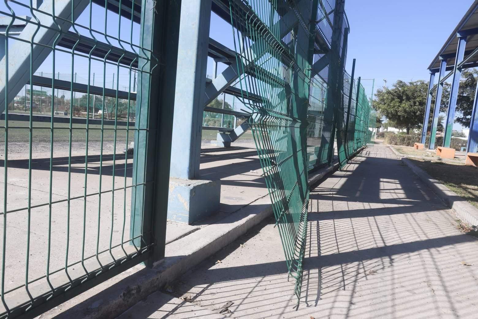 $!Rehabilitan el campo y parque deportivo en La Foresta; pero lluvia los deja encharcados