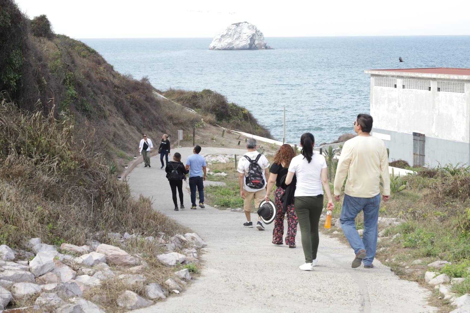 $!Mazatlecos y turistas aprovechan el clima frío para subir al Faro