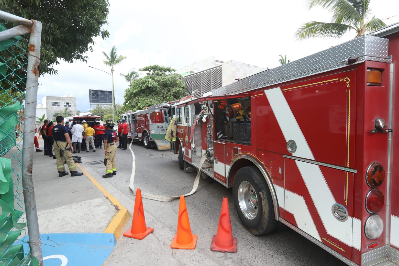 $!Desalojan áreas del IMSS nuevo en Mazatlán por fuga de oxígeno