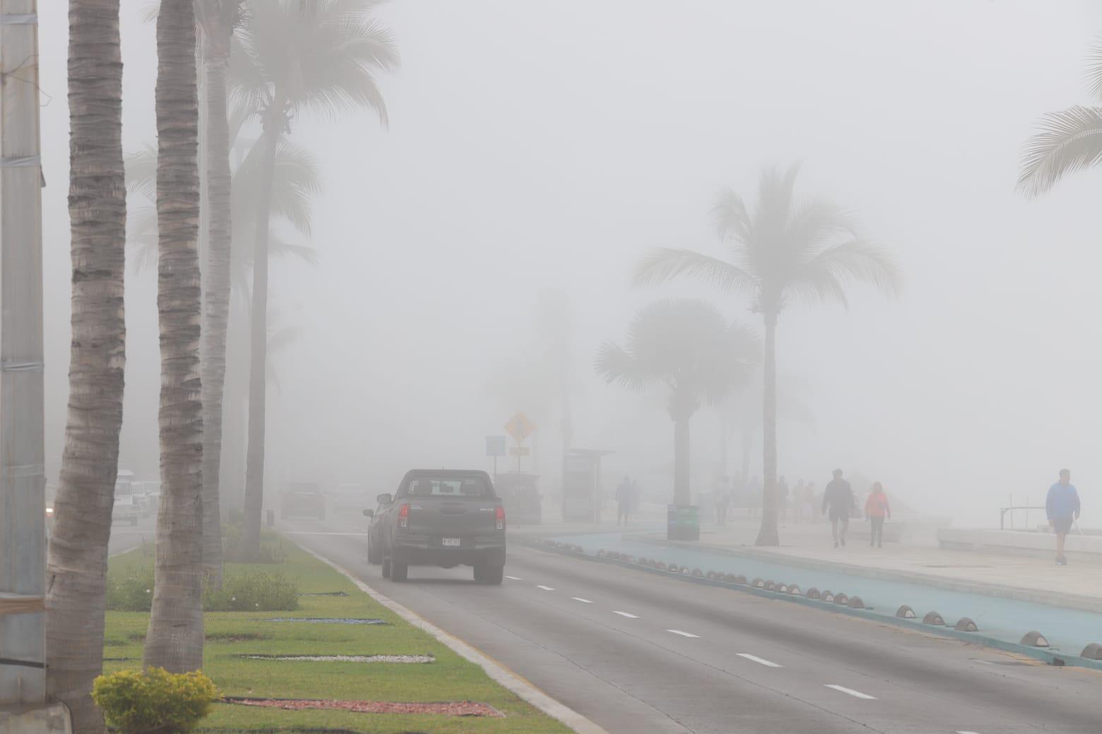 $!Amanece bahía de Mazatlán cubierta de niebla