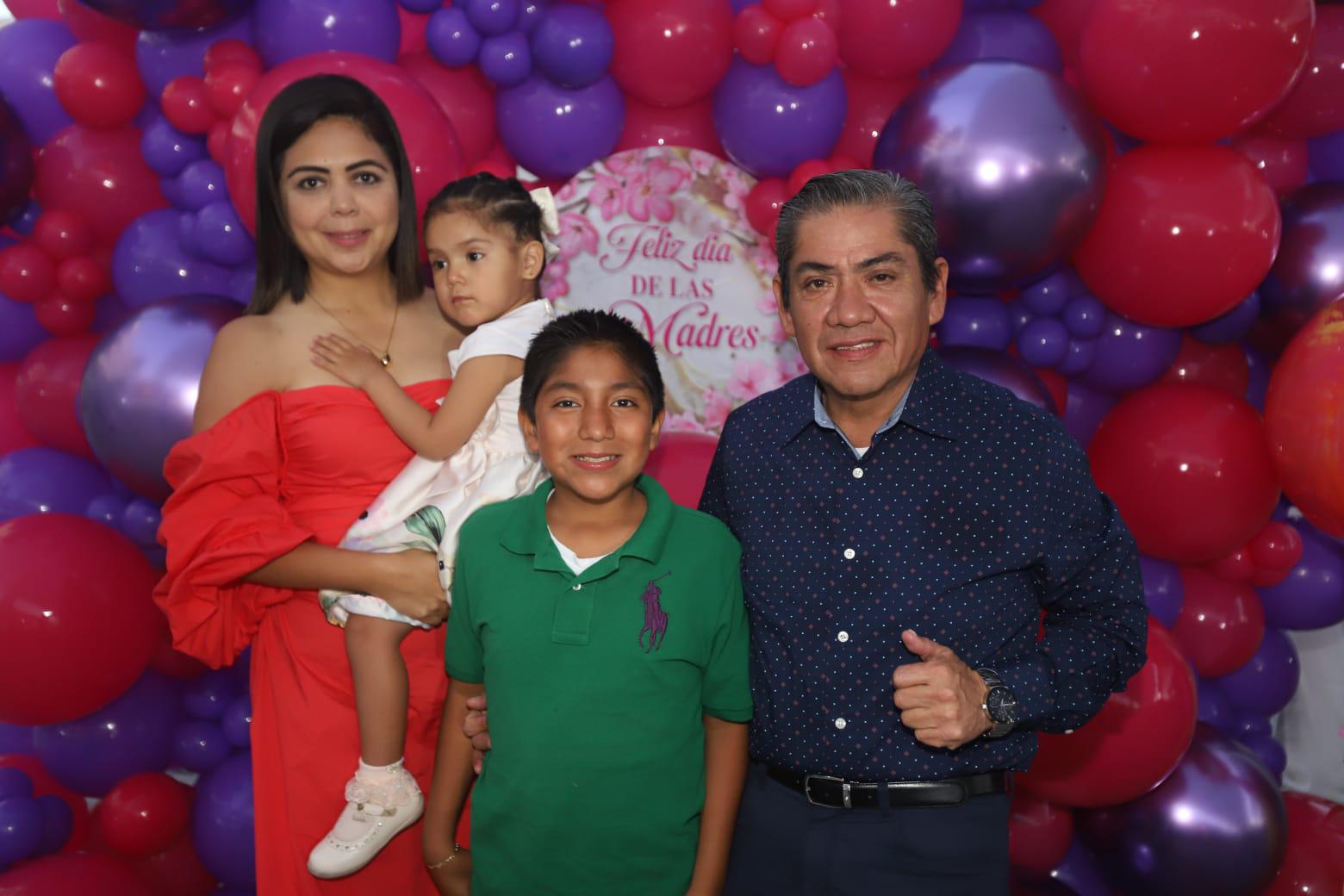 $!María José Sarabia y Raúl Ricardo Villavicencio con sus hijos María José y Raúl Ricardo.