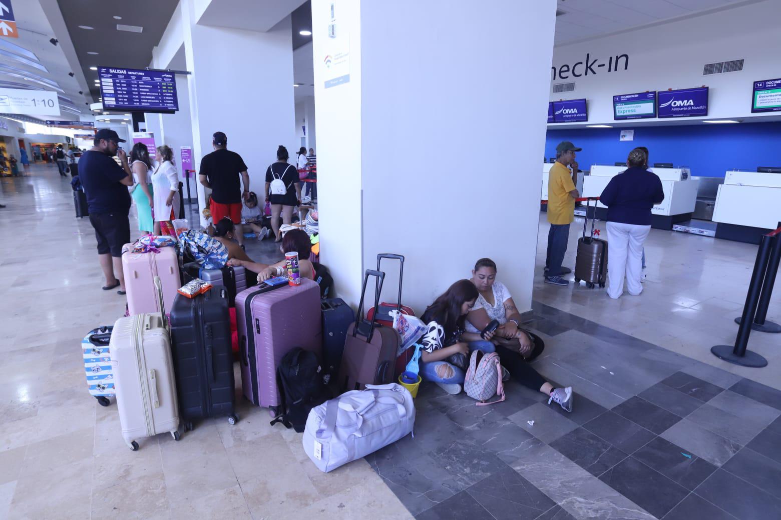 $!Ocasiona apagón digital retrasos en vuelos de aerolíneas nacionales en Mazatlán