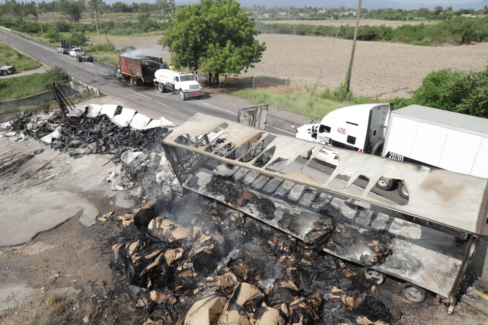 $!Hallan a 5 hombres sin vida cerca de bloqueo en la Mazatlán-Culiacán; liberan carril al sur