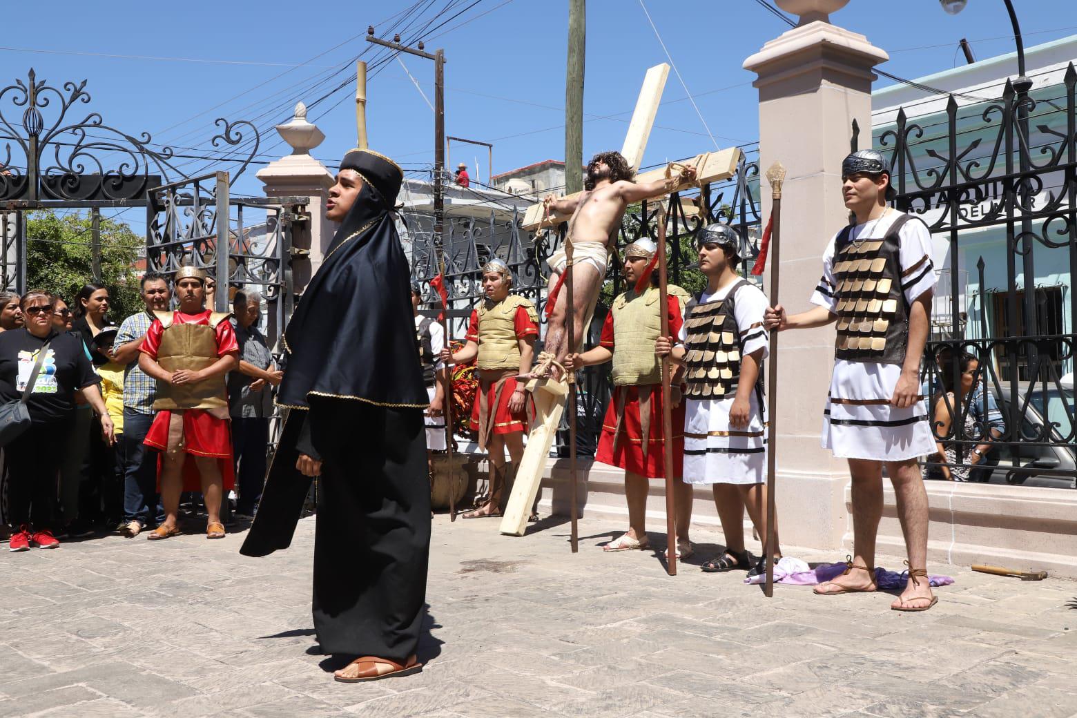 $!Escenifican el Viacrucis en el atrio de la Catedral de Mazatlán