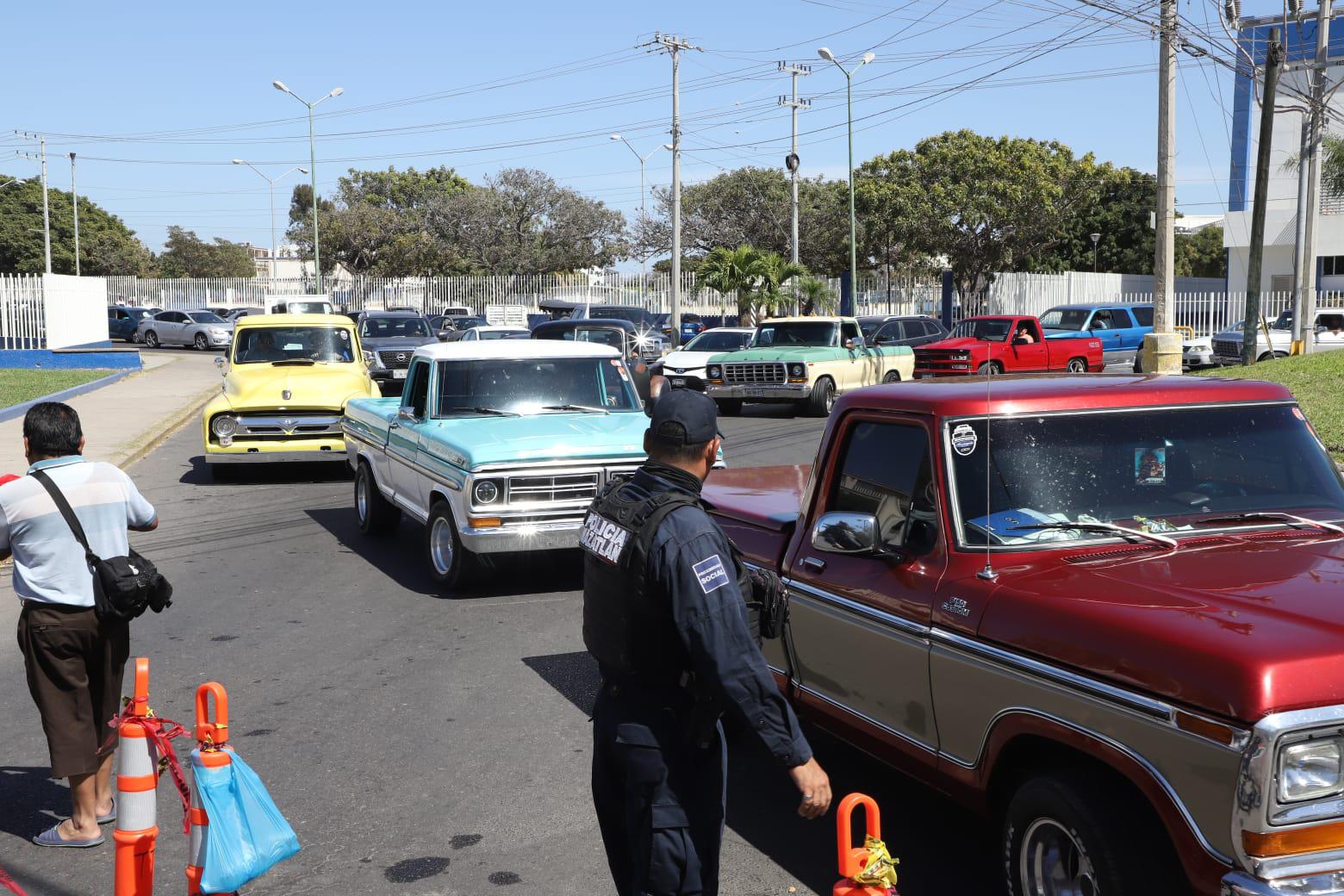 $!Cierran Avenida Leonismo Internacional y ocasiona caos vial por rutas alternas