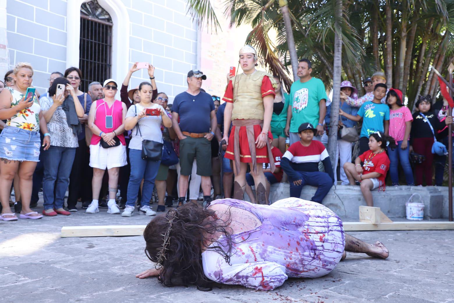 $!Escenifican el Viacrucis en el atrio de la Catedral de Mazatlán