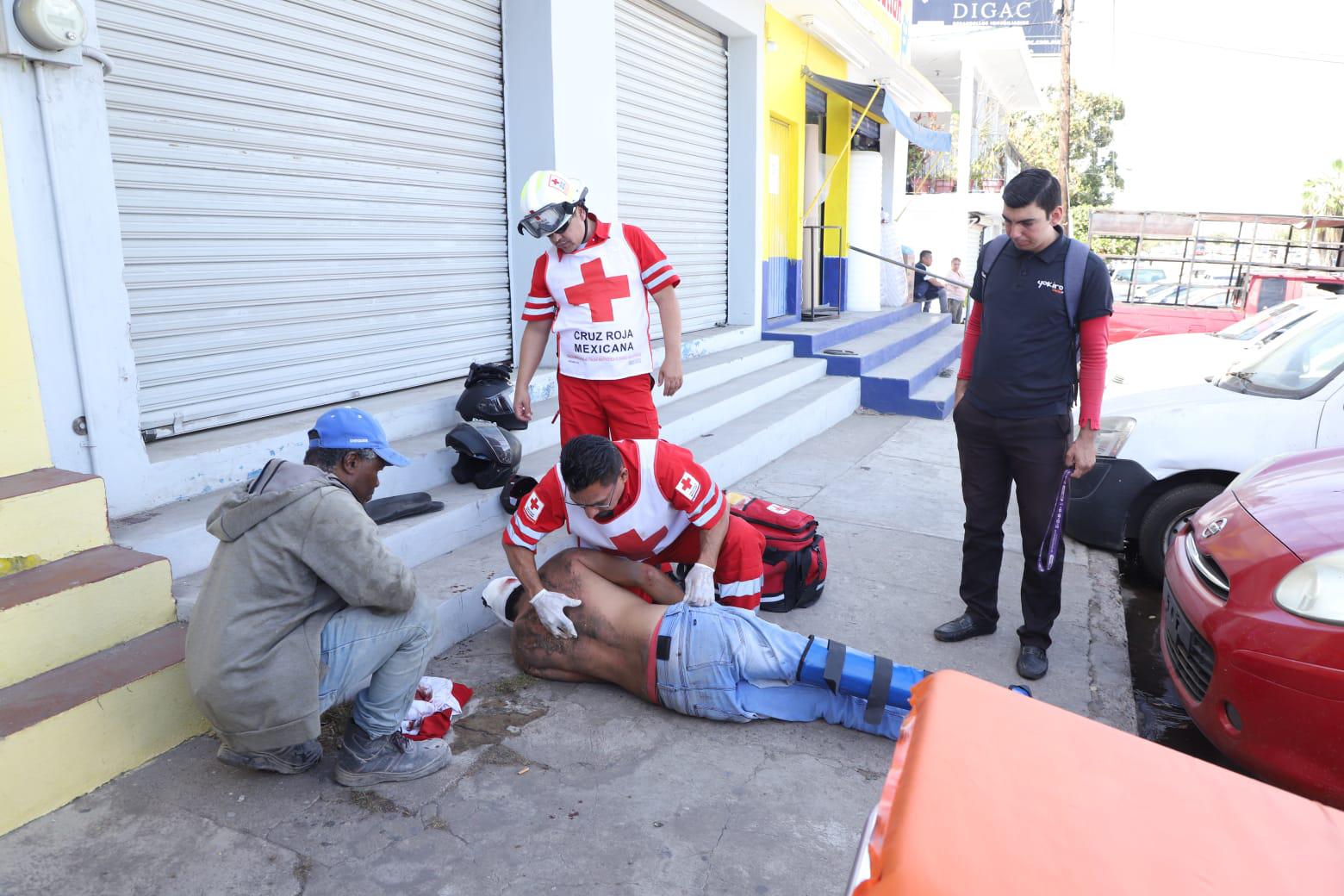 $!Motociclista resulta lesionado tras chocar contra motopatrullero en Mazatlán