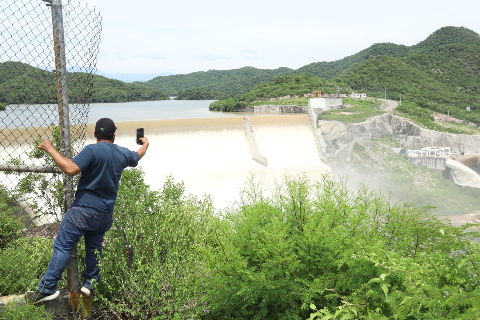 $!Presa Picachos luce con fuerte caudal; está al 105.01% de su capacidad