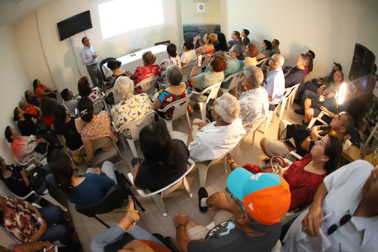 $!El Archivo Histórico Municipal de Mazatlán se llenó de público interesado en escuchar al escritor.