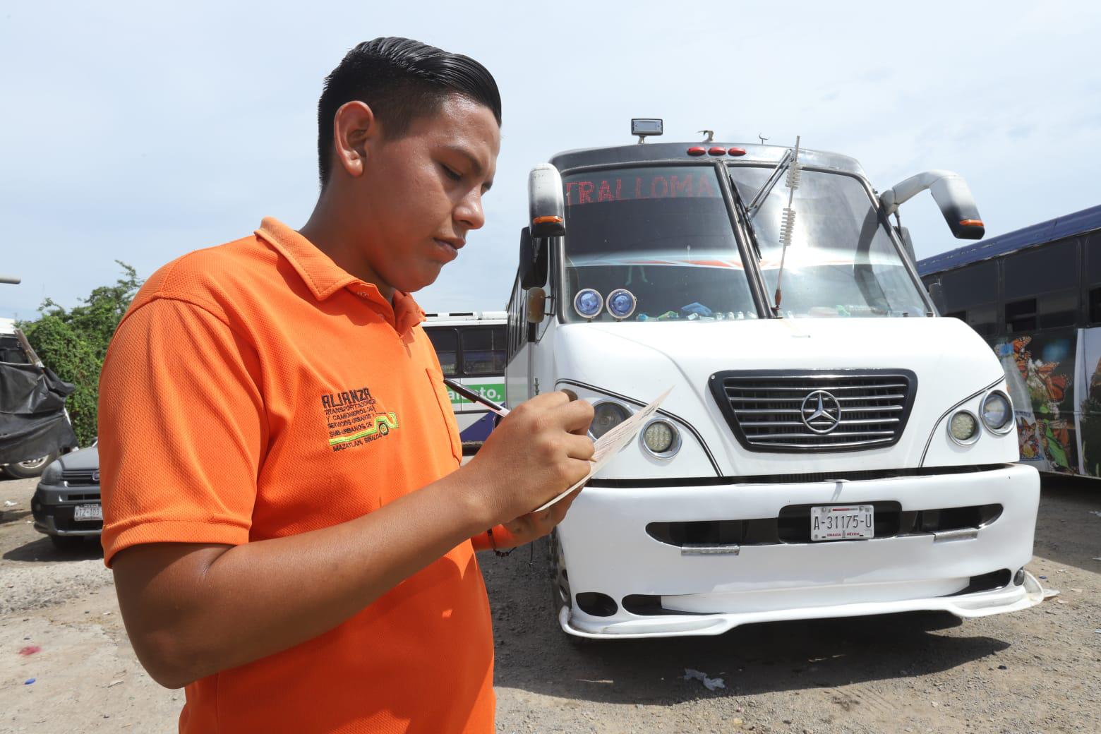 $!Combinando su trabajo en el transporte urbano, Juan José logra terminar la prepa