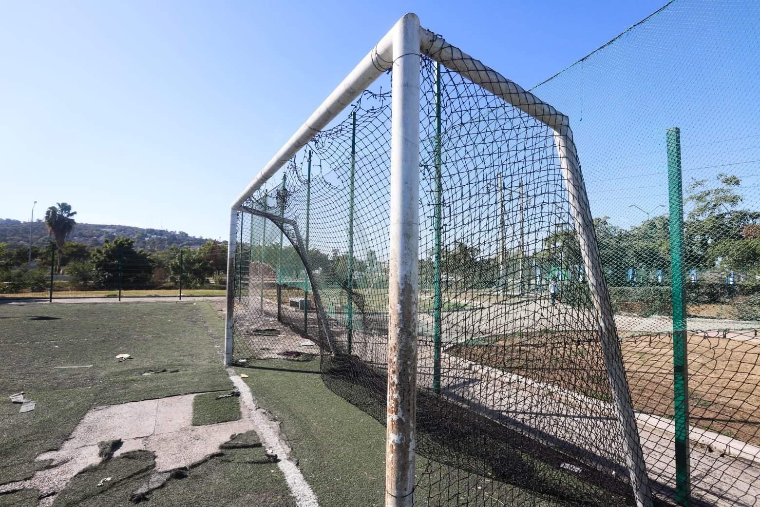 $!Rehabilitan el campo y parque deportivo en La Foresta; pero lluvia los deja encharcados