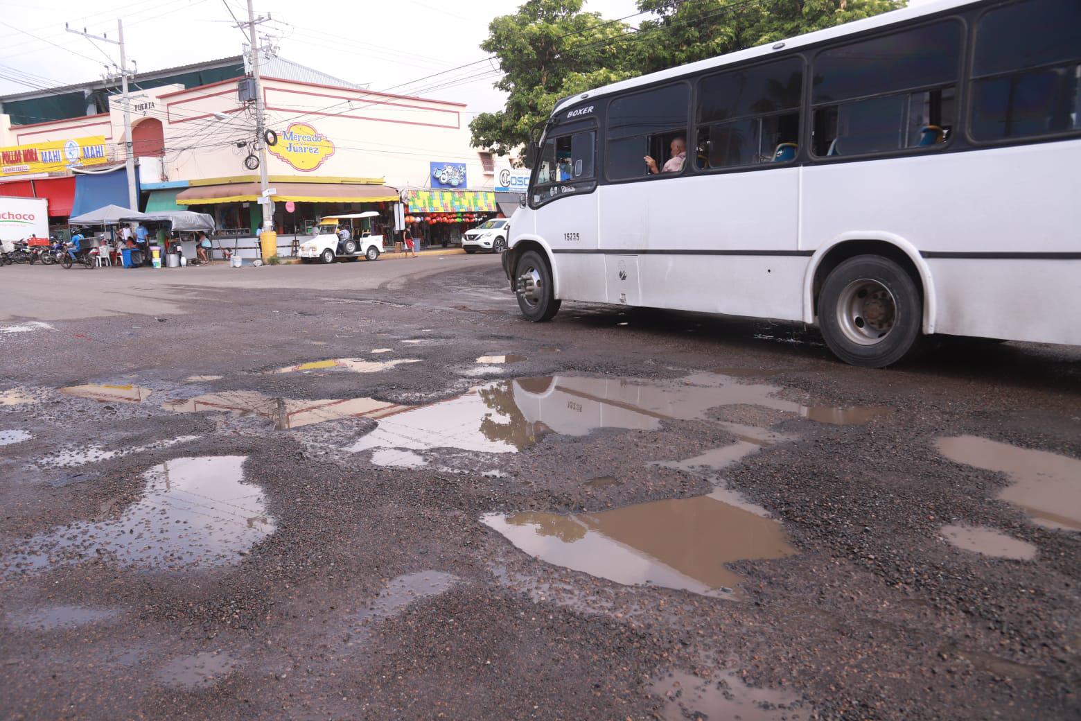 $!Reaparecen los baches en esquina del mercado de la Juárez, en Mazatlán