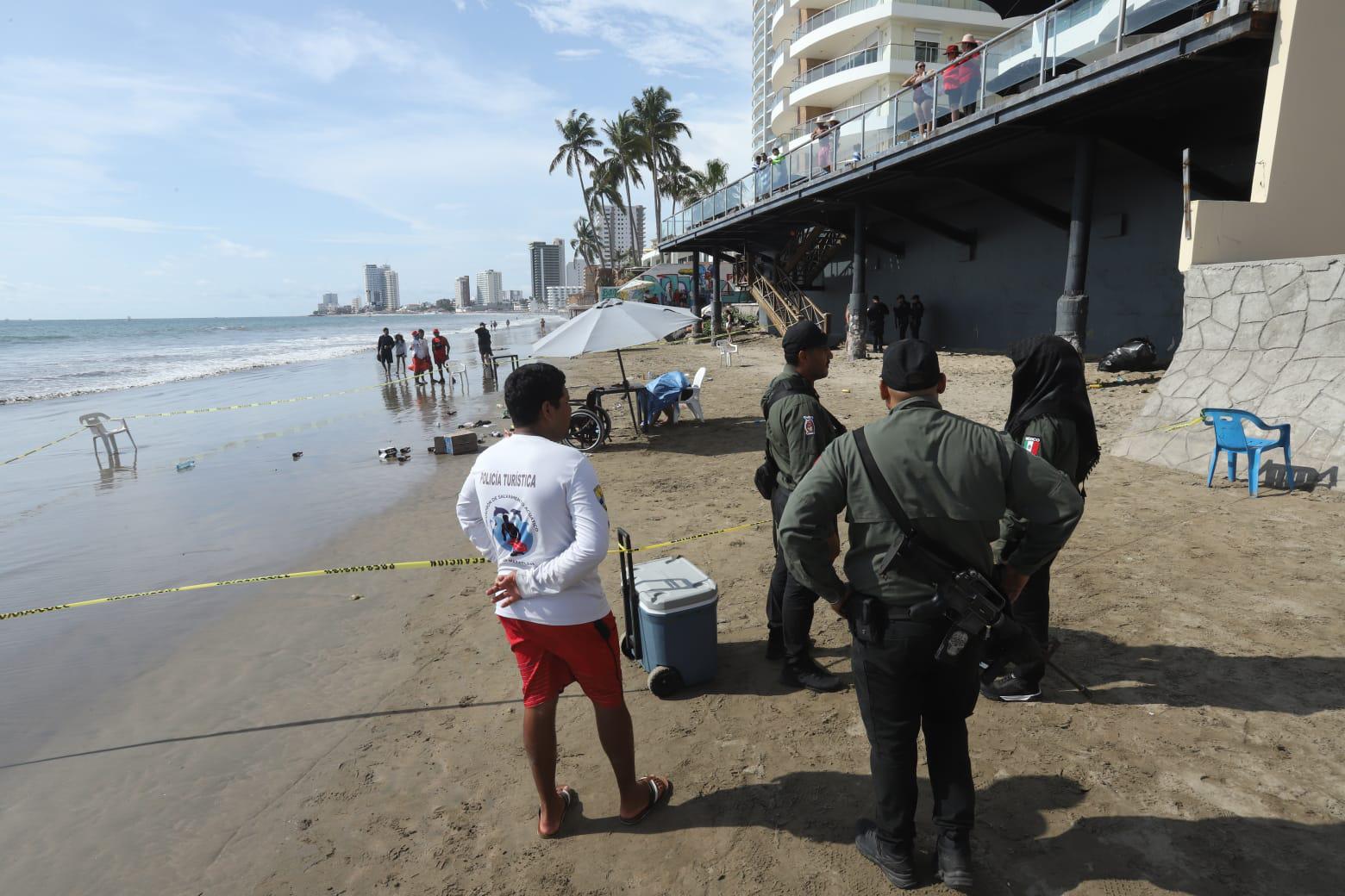 $!Asesinan a uno a balazos en plena playa de Zona Dorada de Mazatlán