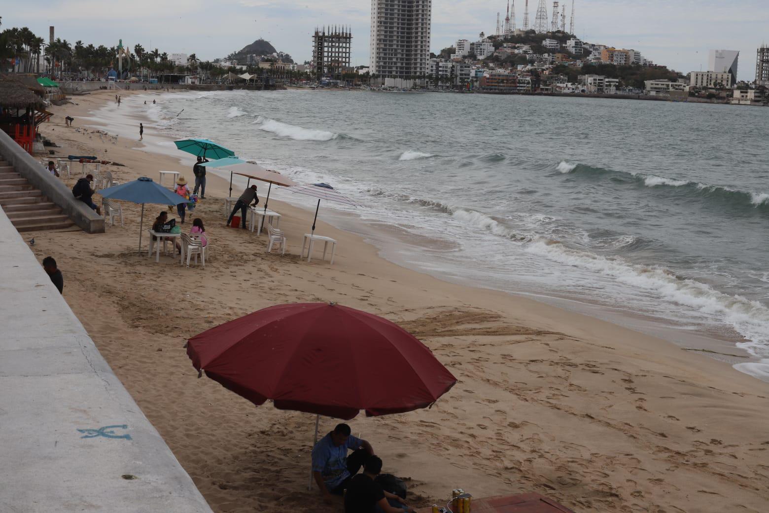 $!No solo rentan sillas en $400, ahora también el espacio público hasta en $2 mil en el malecón