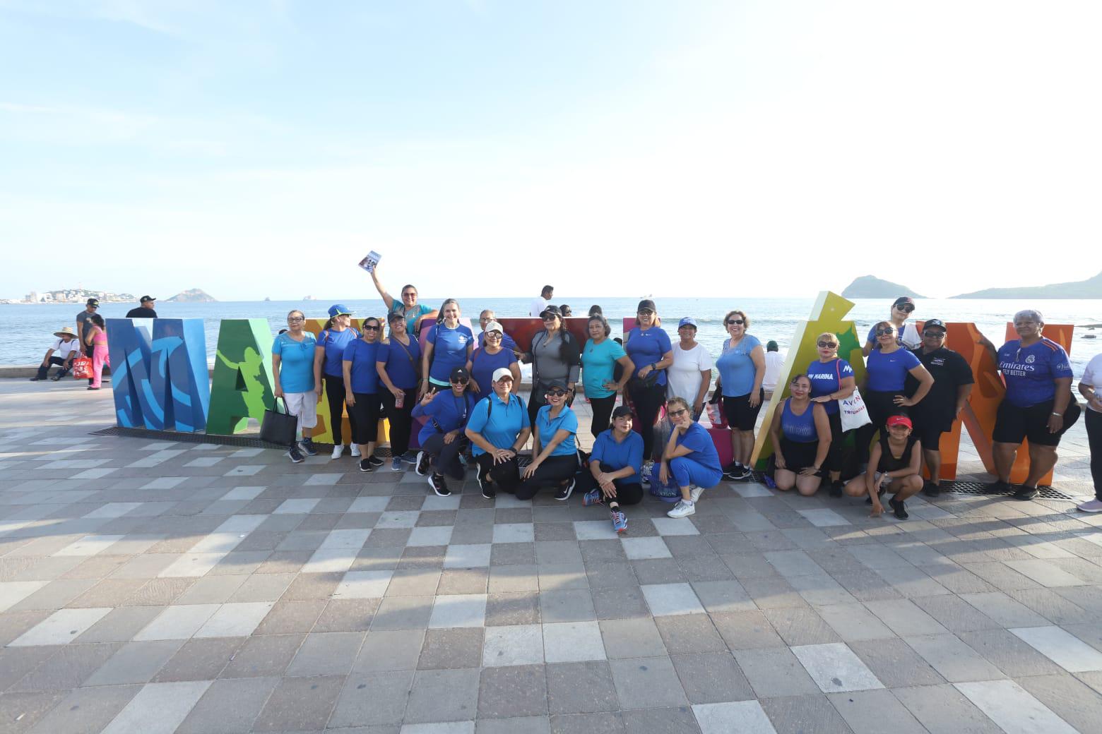 $!En el parador turístico se toman la imagen que marca el inicio de actividades de Anspac Mazatlán.