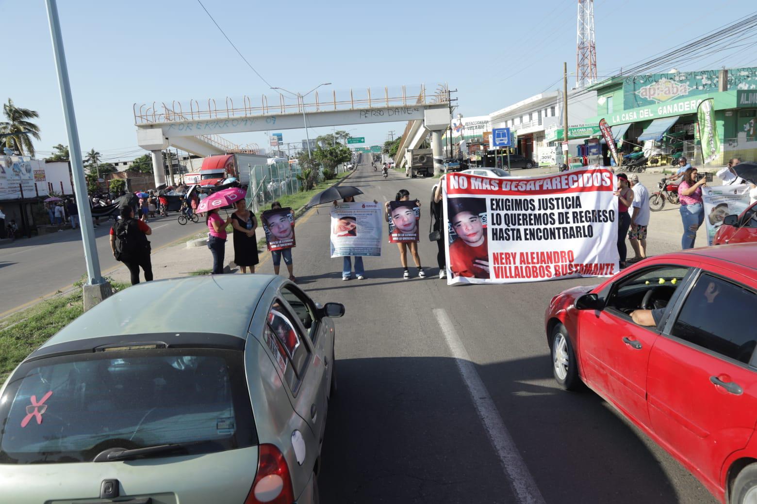 $!‘Estamos hartas’; gritan mamás de dos jóvenes desaparecidos en Mazatlán; bloquean ambos sentidos del Libramiento Colosio