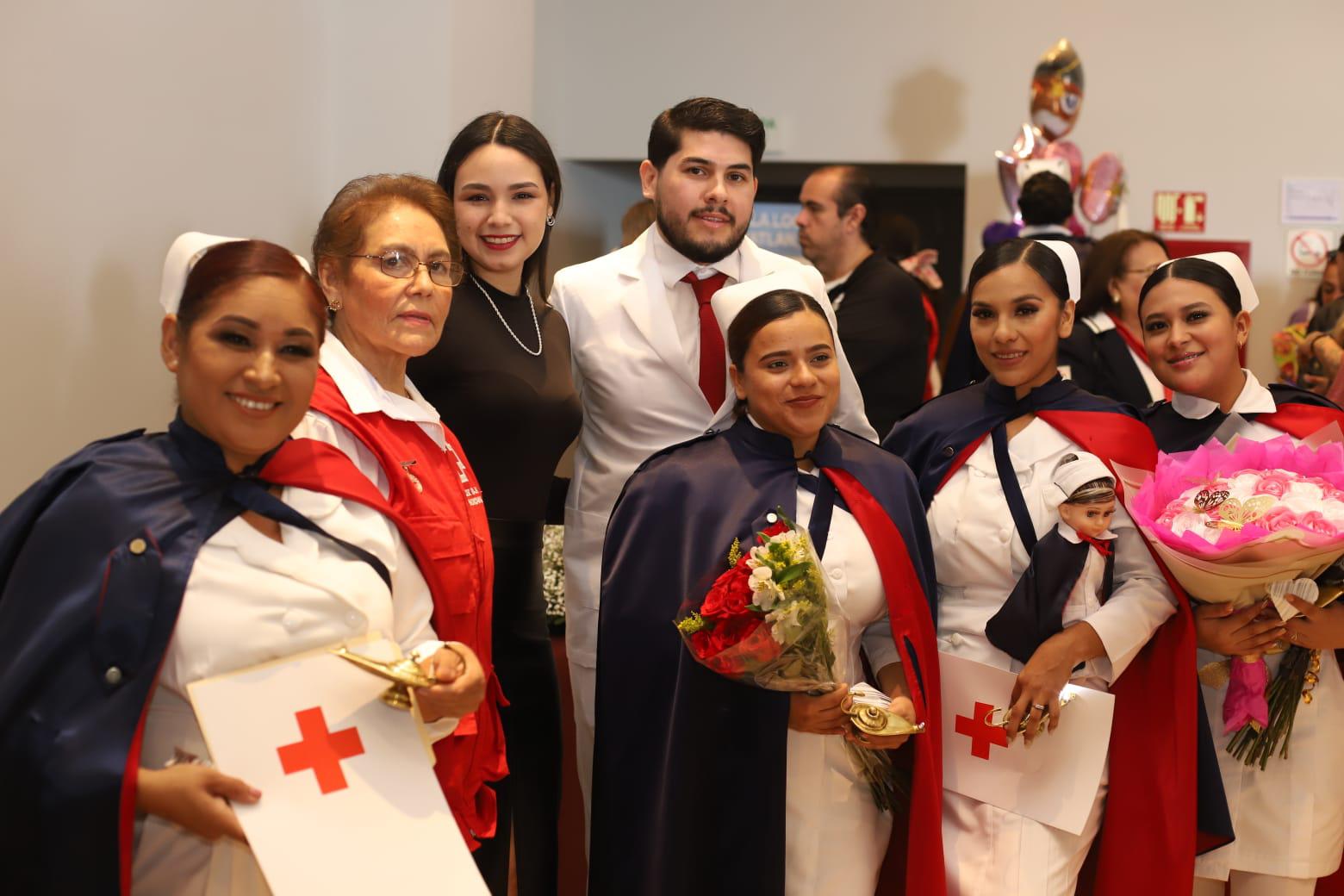 $!Elizabeth Sánchez, directora administrativa de la Delegación Mazatlán y la madrina de la generación Karla María Avilés, entre algunos de los graduados.