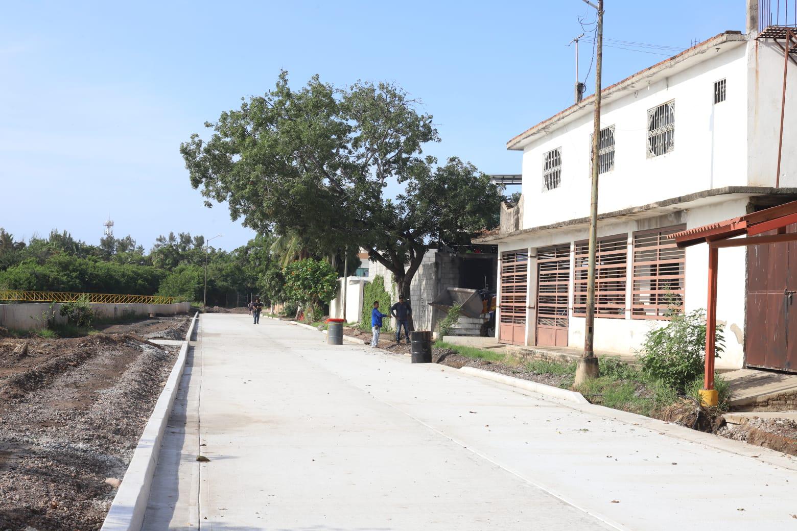 $!Inicia rehabilitación de drenaje y pavimentación en calle de Jacarandas, en Mazatlán