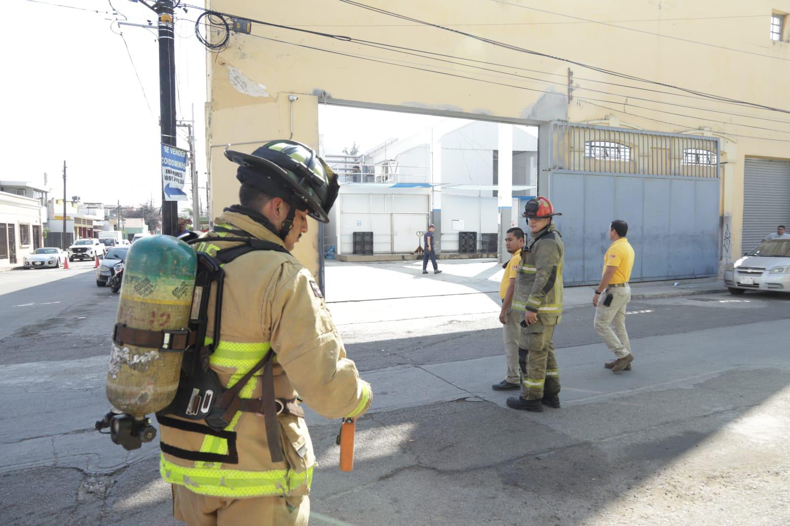 $!Fuga de amoníaco en fábrica de hielo intoxica personal de una pastelería en Mazatlán